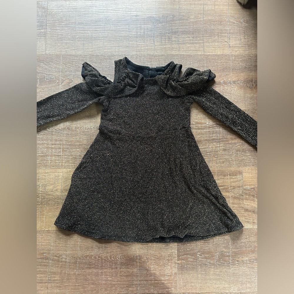 Girls XS long sleeve shoulder cut out dress